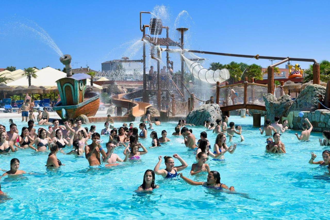 Villaggio Dei Fiori: Family-Friendly Resort with Pools and Buffet Caorle Exterior photo