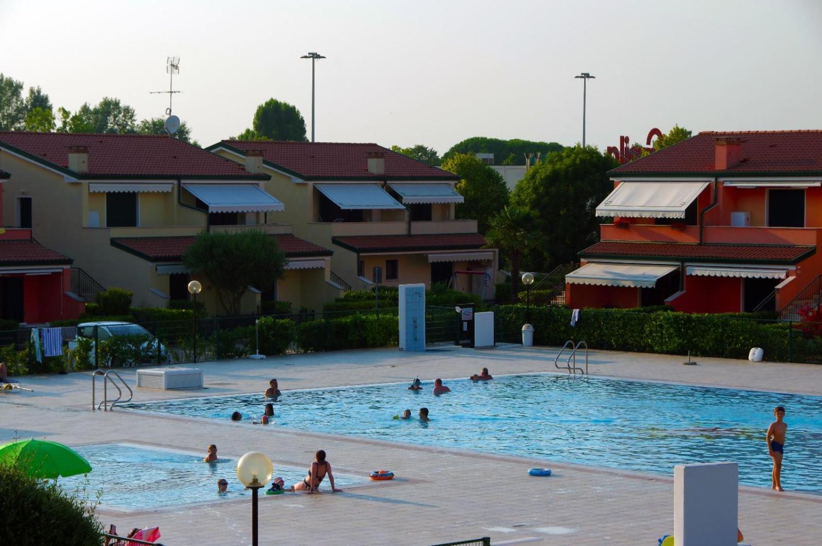 Villaggio Dei Fiori: Family-Friendly Resort with Pools and Buffet Caorle Exterior photo